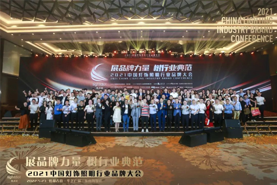 展品牌力量•树行业典范，熊猫体育一举夺得亮点奖“十大智慧路灯品牌”！