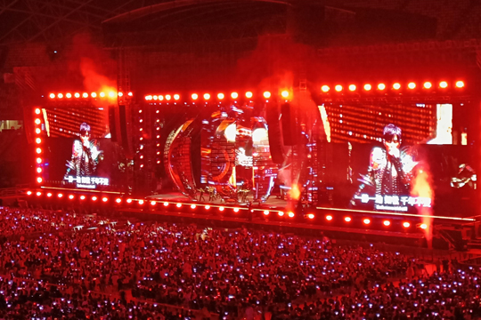 璀璨星光耀狮城！熊猫体育LED屏、荧光棒点燃周杰伦新加坡演唱会！